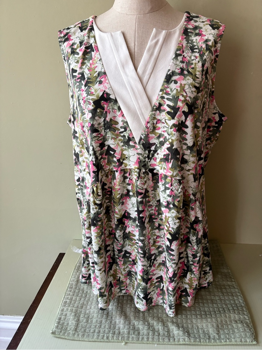 Northern Reflections Sleeveless V-Neck Floral Tunic - Pink, Green & White LG